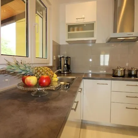 Holiday home Mit Pool Und Garten In