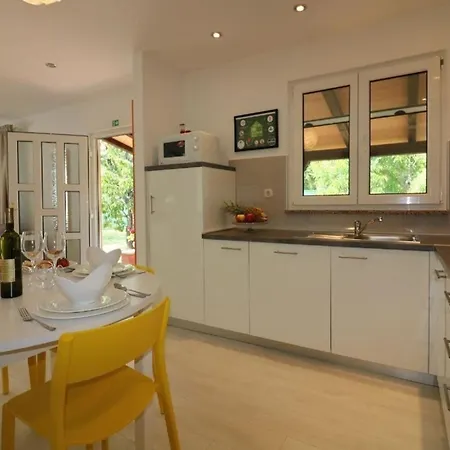 Holiday home Mit Pool Und Garten In
