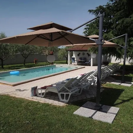 Casa de Férias Mit Pool Und Garten In *
