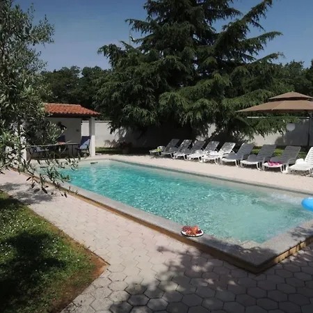 Casa de Férias Mit Pool Und Garten In