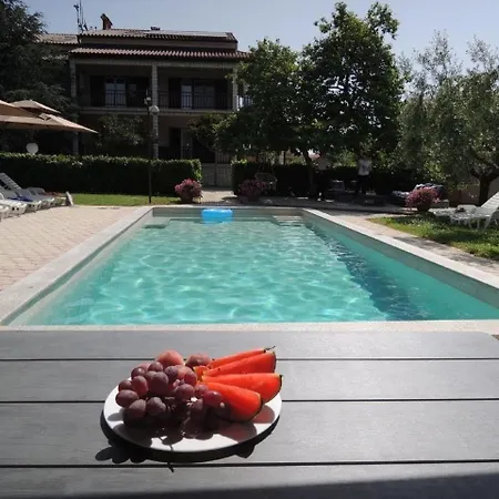 Mit Pool Und Garten In